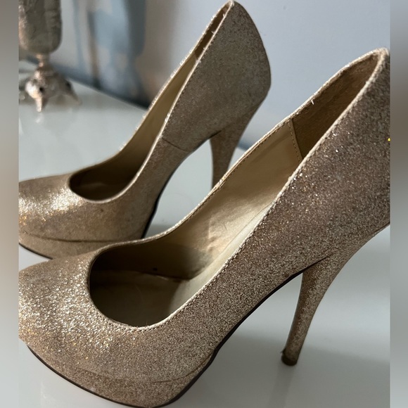 Golden high pumps - Picture 2 of 2